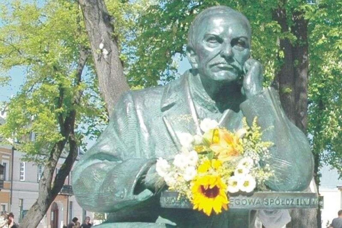 Krasnystaw: Happening przy ławeczce poety