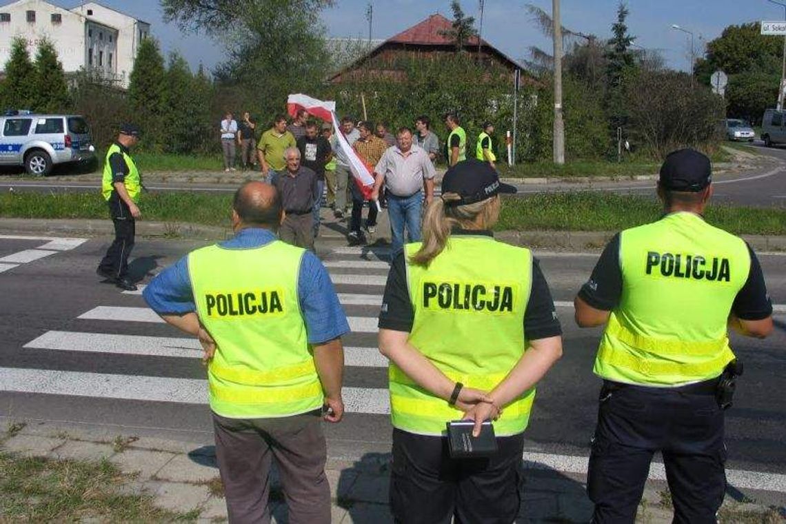 Krasnystaw: Plantatorzy protestowali na krajowej "17". Były transparenty, kosy i miecz