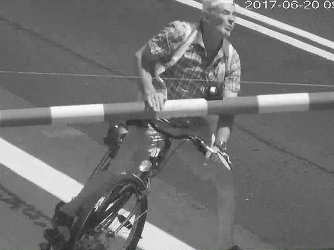 Krasnystaw: Rowerzysta wyłamał szlaban. Kto go rozpoznaje? Krasnystaw: Rowerzysta wyłamał szlaban. Kto go rozpoznaje?