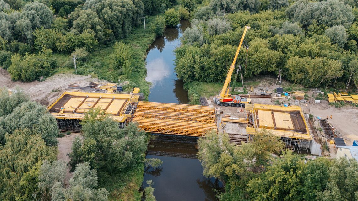 Krasnystaw. Stalowa konstrukcja mostu już połączyła brzegi Wieprza