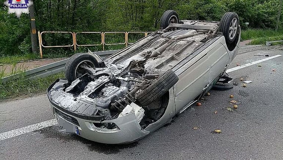 Krasnystaw: Toyota przewróciła się na dach po uderzeniu w barierki