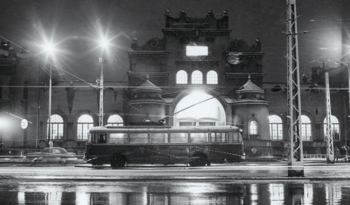 O świcie Lublinian budził samochód Star rozwożący mleko, a wieczór kończył hymn grany o północy w radiowej Jedynce. Nocą jednak centrum miasta było rozświetlone przez kolorowe neony, a popularne restauracje pękały w szwach od nadmiaru gości.