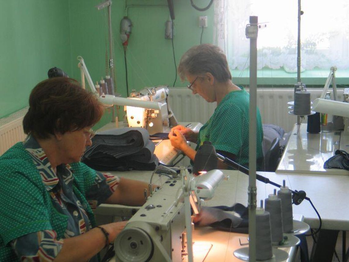 Krawcowa to zawód na wagę złota. Jest praca dla takich specjalistek w Zwierzyńcu