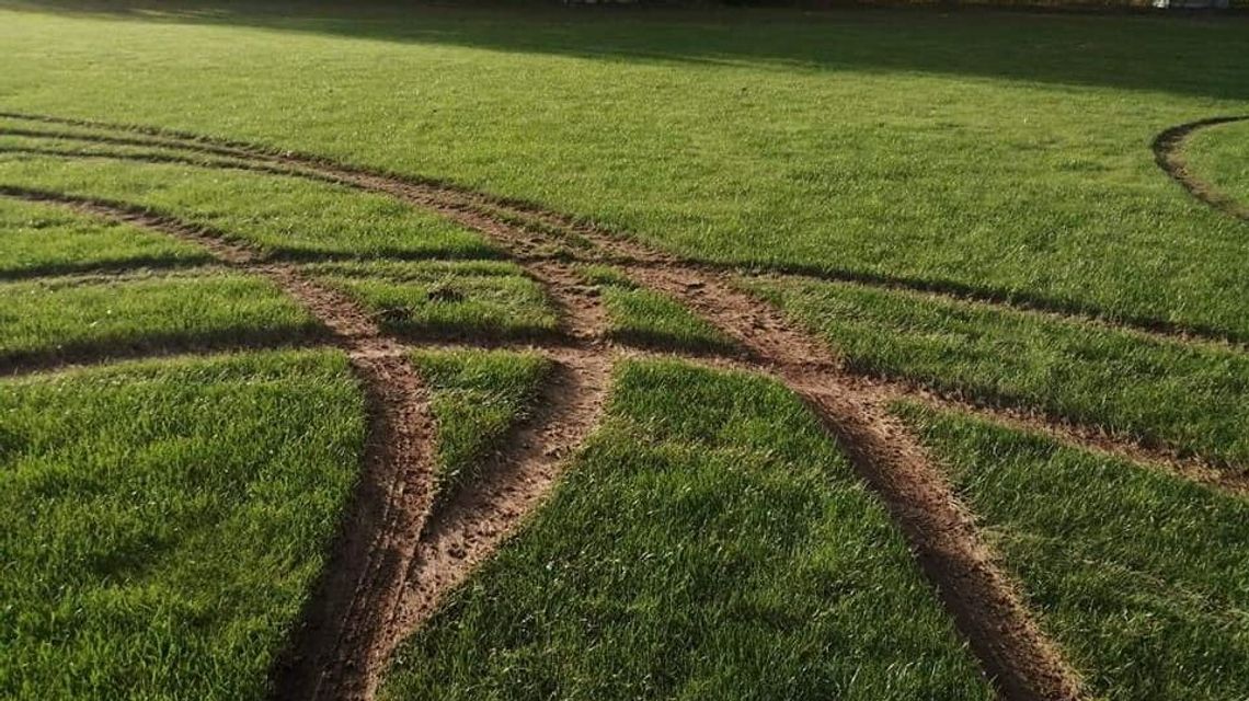 Kręcił „bączki” BMW na klubowym boisku. Musi płacić
