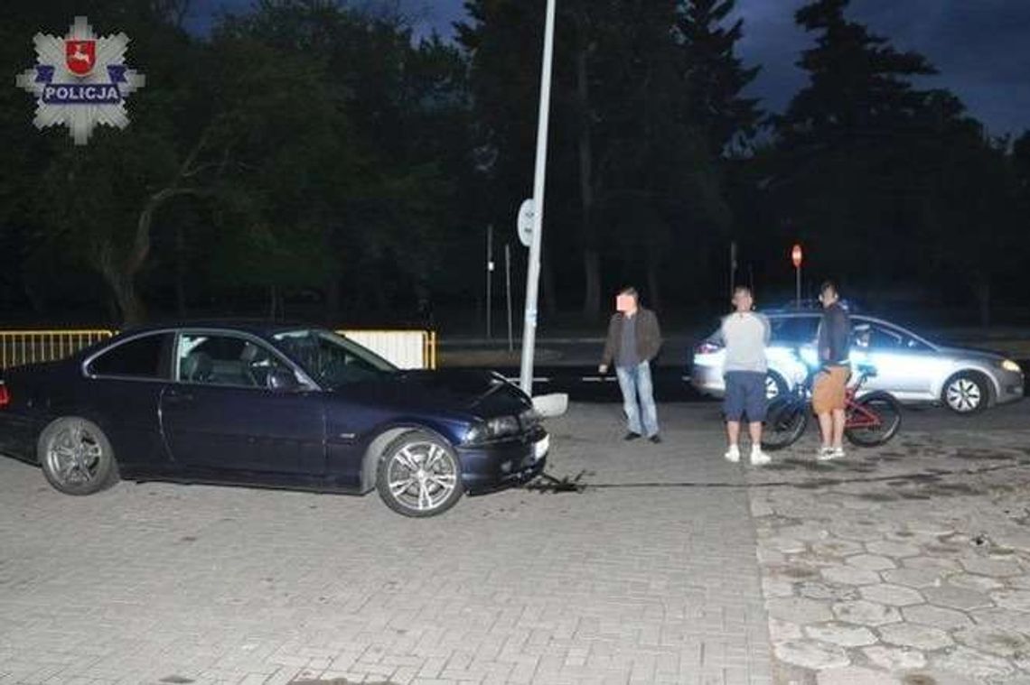 Kręcił bączki pod komendą policji. Uderzył w latarnię