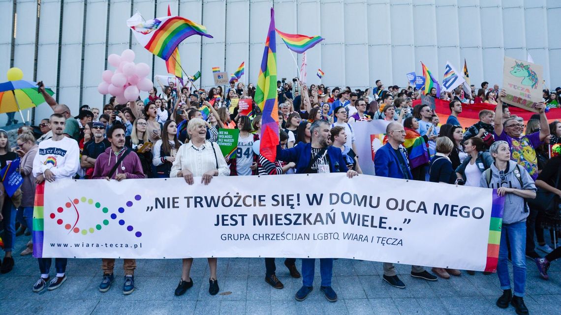 Kredką i różańcem ścigają się z tęczą. Coraz więcej demonstracji w czasie Marszu Równości w Lublinie