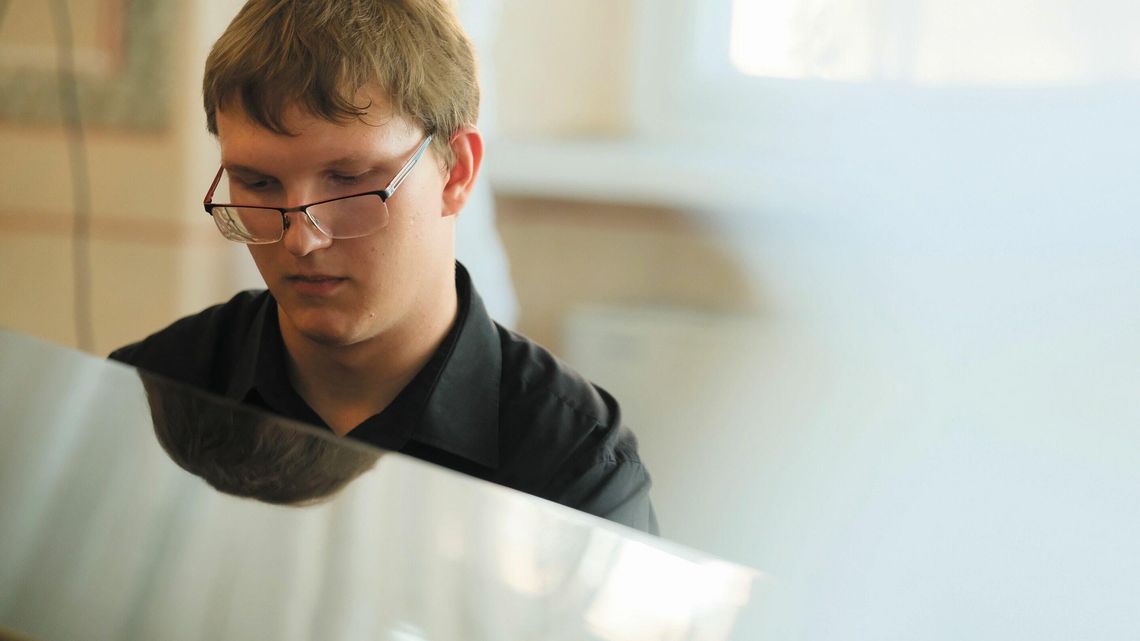 Krew, pot i łzy, żeby normalnie żyć. Niepełnosprawny Emil zagrał swój recital dyplomowy