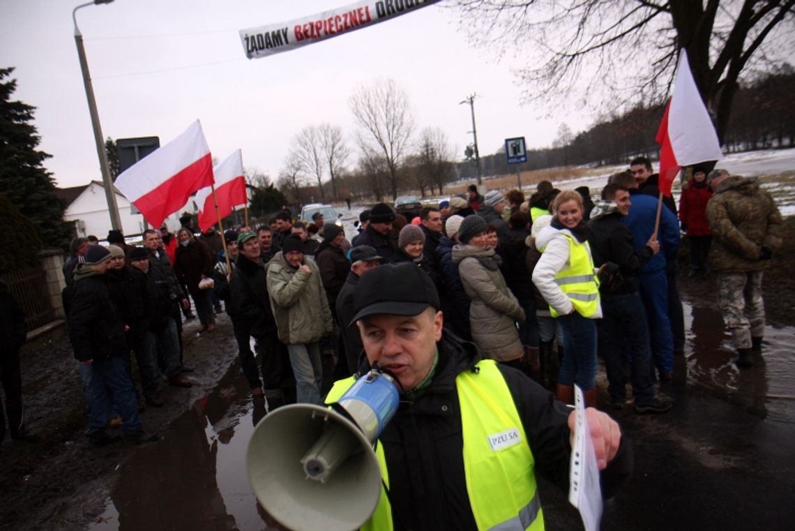 Krężnica Jara: Zablokowali drogę, bo chcą remontu. \"Będą kolejne protesty!\" Krężnica Jara: Zablokowali drogę, bo chcą remontu. \"Będą kolejne protesty!\"