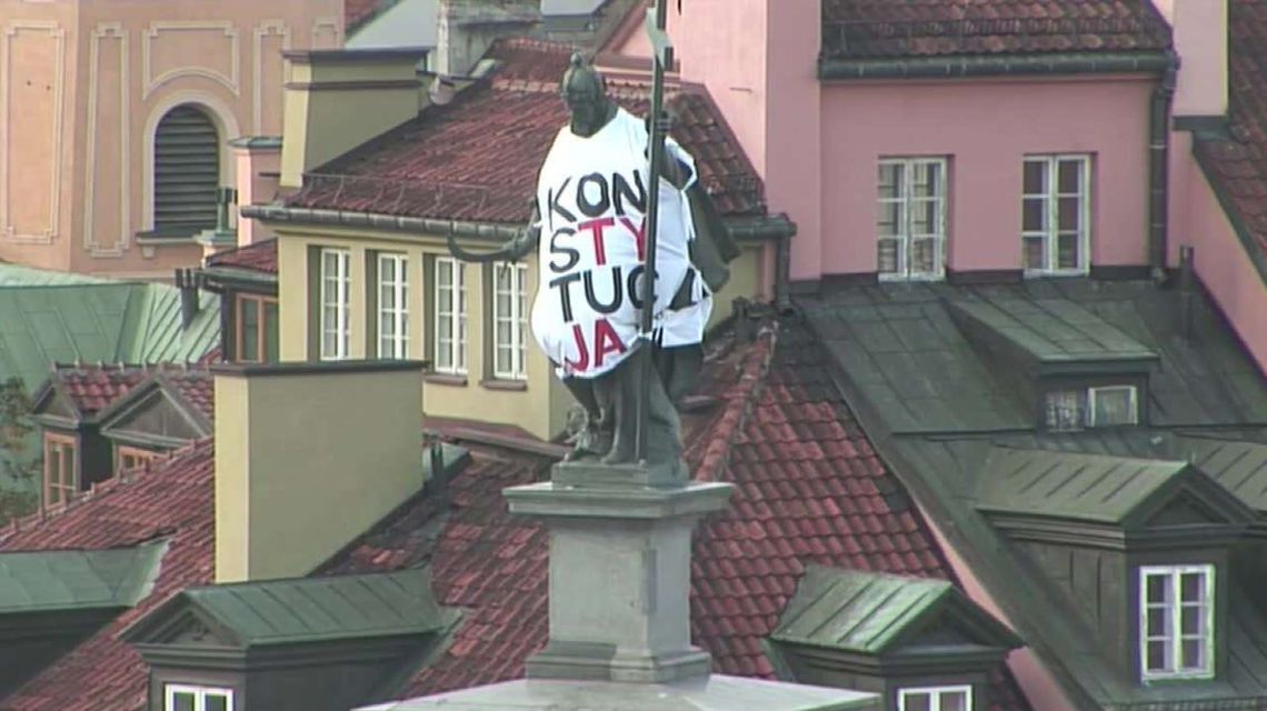 Król Zygmunt w koszulce z napisem "konstytucja"