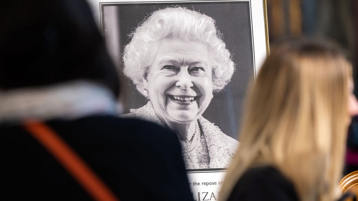 „Królowa dotarła do domu”. Pogrzeb Elżbiety II. Zdjęcia