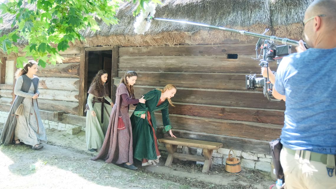 Królowa zaniemogła w lubelskim skansenie. Na planie filmowym serialu TVP [zdjęcia]