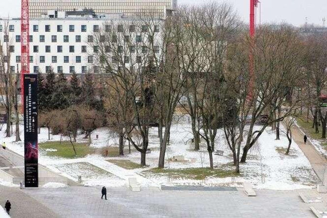 Krucha pamięć o arcybiskupie Życińskim. Od sześciu lat na skwerze nie ma tabliczki