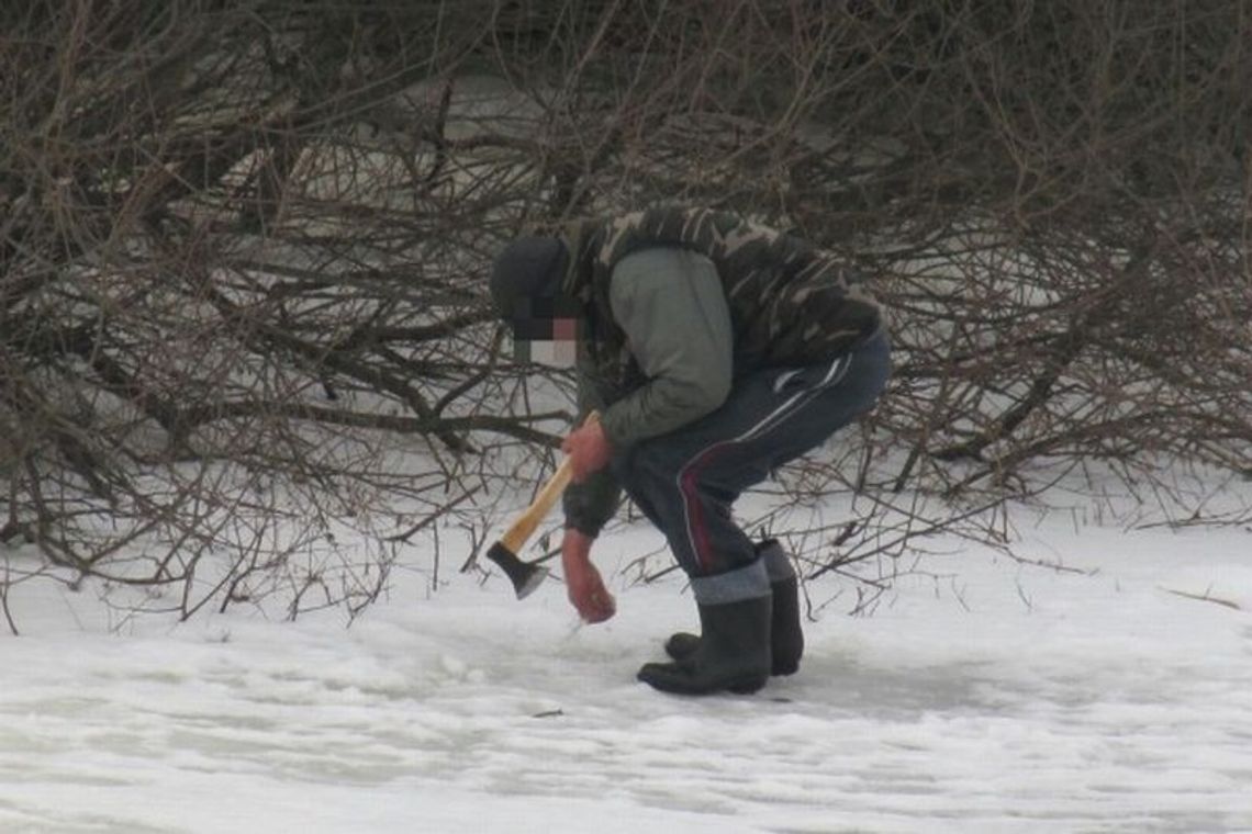 Kruchy lód na rzece. Wędkarze ryzykują życiem (wideo, zdjecia)