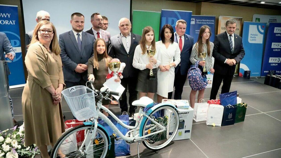 KRUS rozdaje nagrody dzieciom rolników KRUS rozdaje nagrody dzieciom rolników