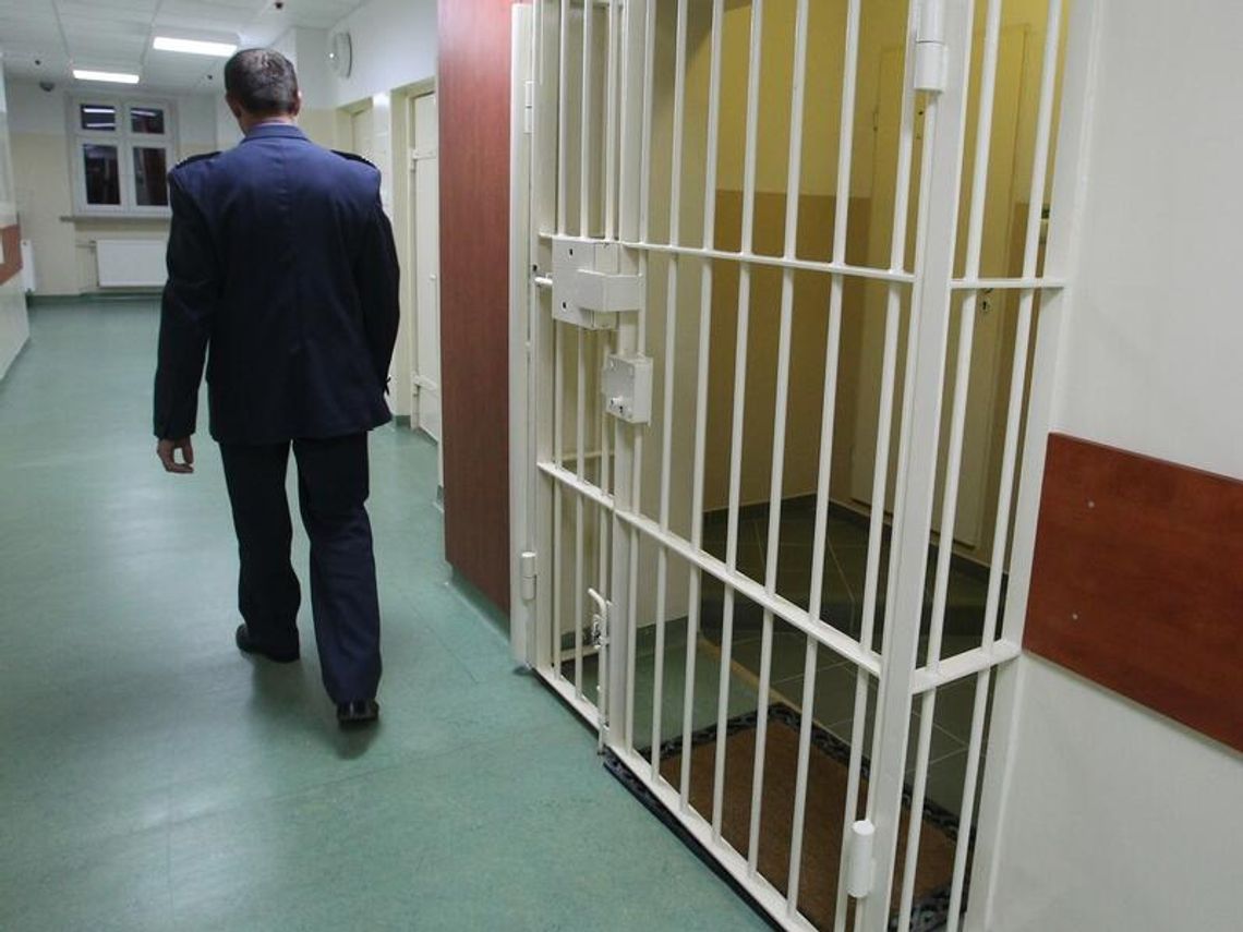 Krwawa kłótnia o spadek. Na pogrzebie ojca zatakował nożem siostrę