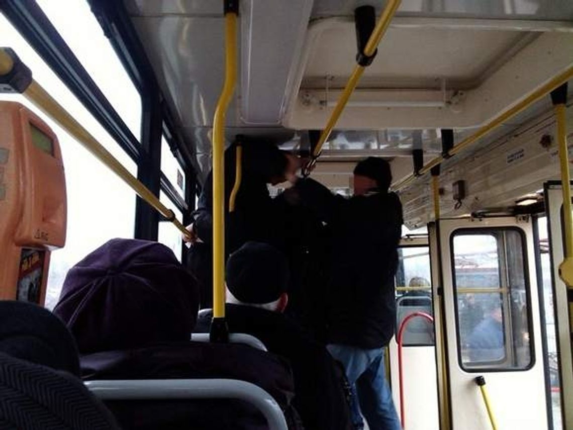 Krwawa kontrola w tramwaju. Nie miał biletu, doszło do szarpaniny [wideo]