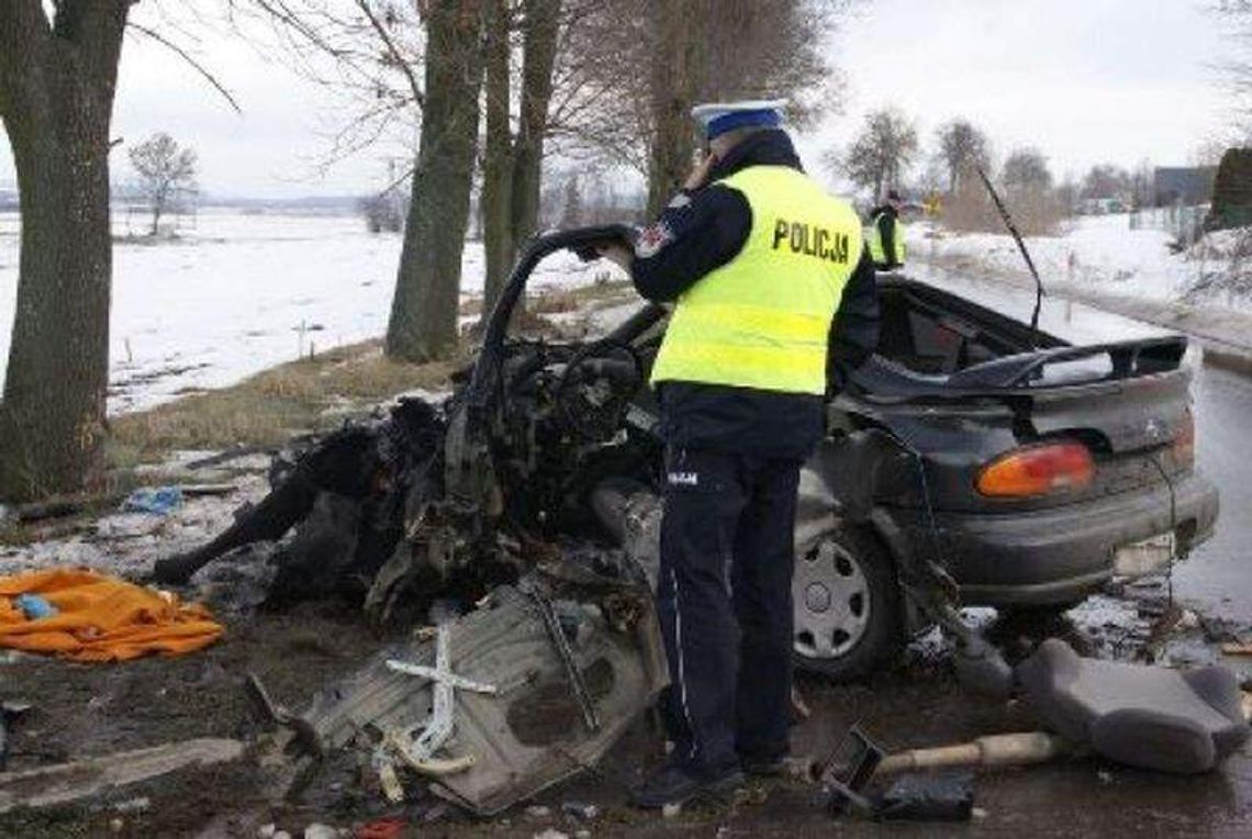 Krzywostok: Rozbił auto na drzewie i zginął