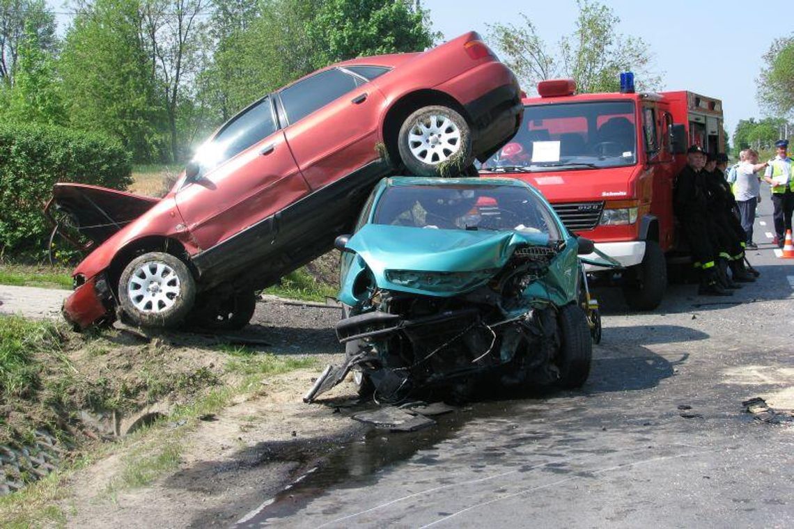 Krzywostok: Zderzenie dwóch aut. Dwie osoby w szpitalu