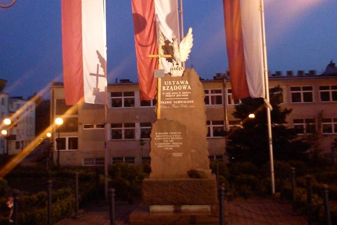 Krzyż na pomniku umieszczono nielegalnie. Ktoś go złamał