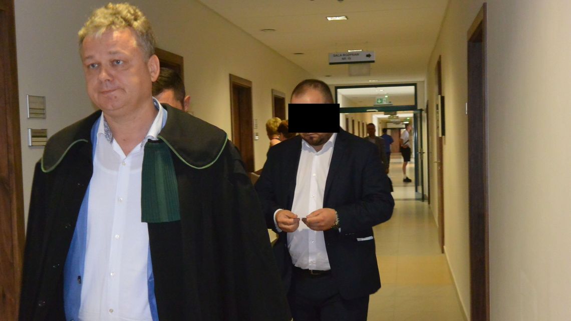 Ksiądz grasował w przymierzalniach i nagrywał nagie dziewczynki kamerą na bucie. Ruszył proces