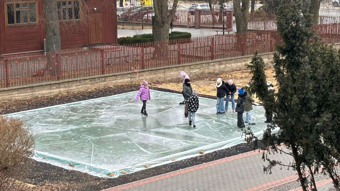 Ksiądz i strażacy stworzyli lodowisko. Korzystać może każdy Ksiądz i strażacy stworzyli lodowisko. Korzystać może każdy