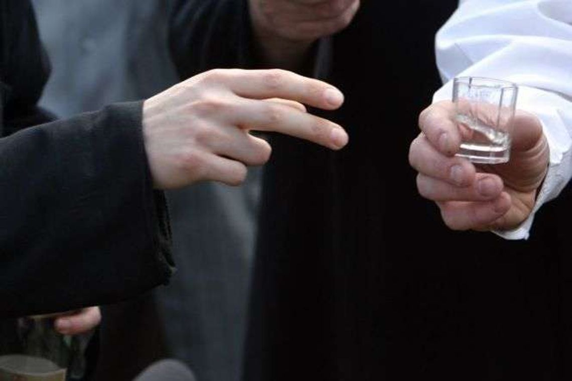 Ksiądz miał 2 promile i kierował samochodem? "Wjechał mi przed maskę, musiałem uciekać" Ksiądz miał 2 promile i kierował samochodem? "Wjechał mi przed maskę, musiałem uciekać"