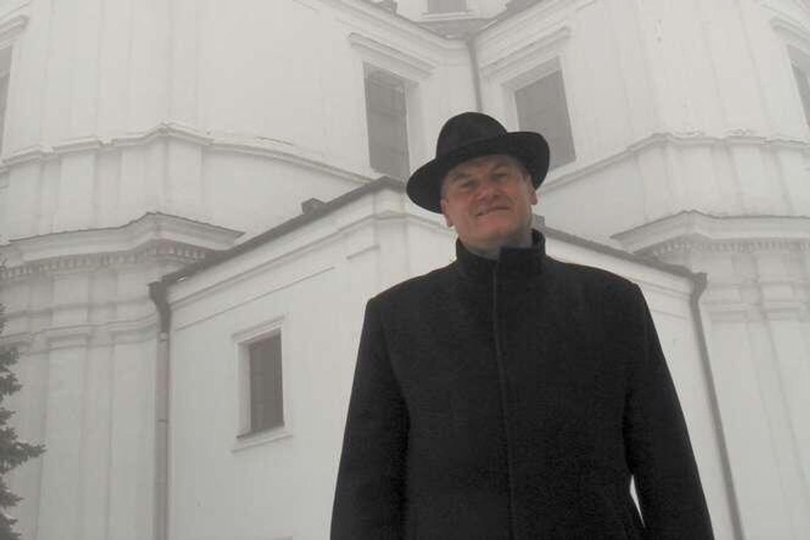 Ksiądz organizuje zbiórki makulatury, aby fundować stypendia uczniom i studentom