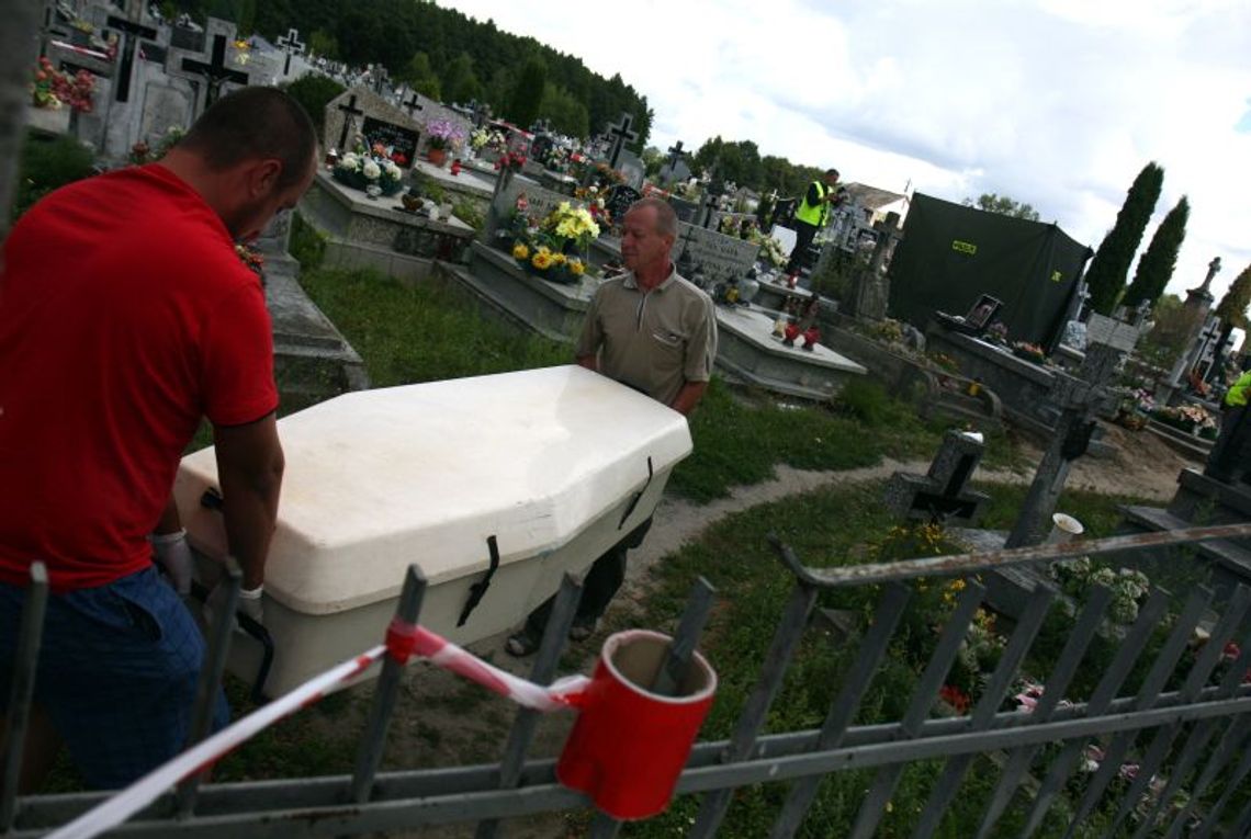 Ksiądz podejrzany o molestowanie podpalił się na cmentarzu? Znaleźli list pożegnalny