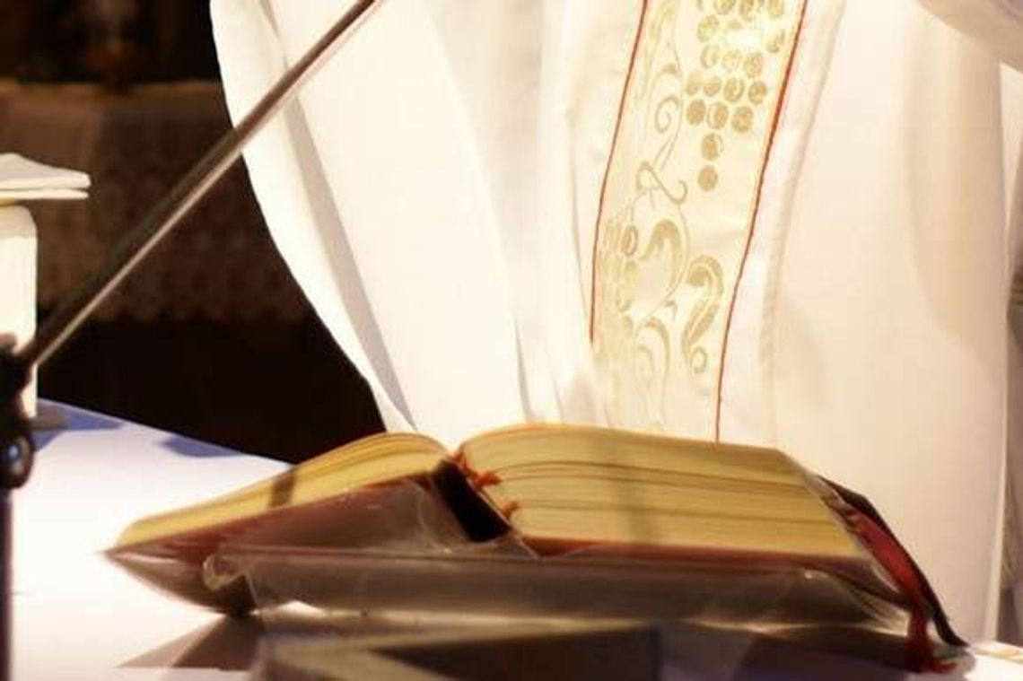 Ksiądz podejrzewany o molestowanie dzieci nadal uczy. "Nie wolno przesądzać o winie"