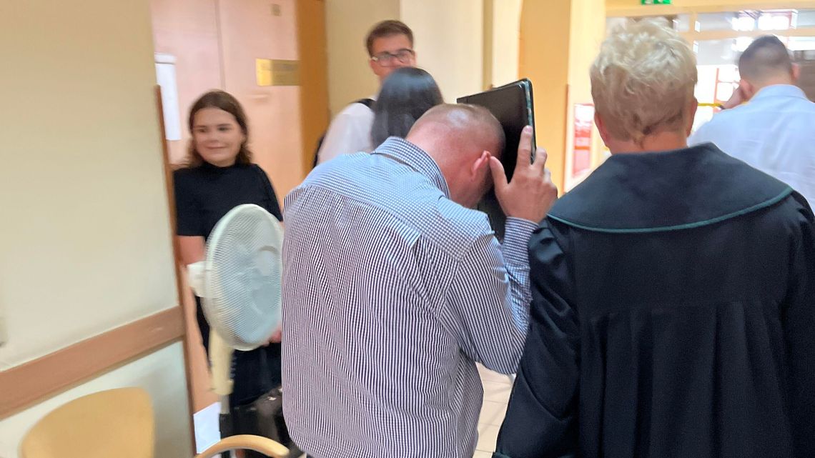 Ksiądz podglądacz z toalety chce mediacji. Poszkodowany ma traumę 