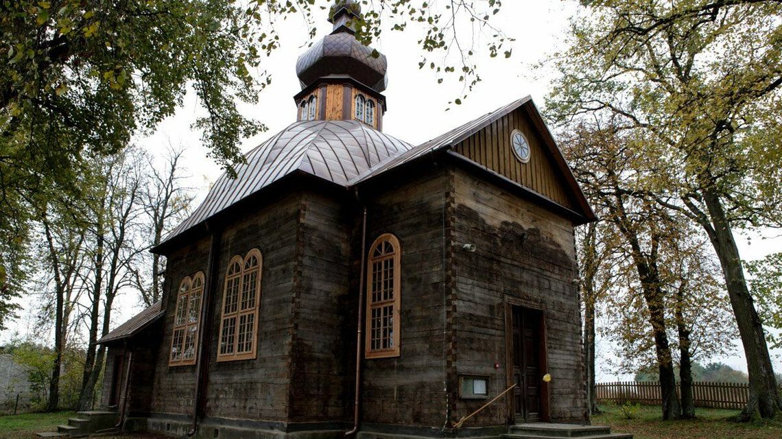 Ksiądz robił skarpety, by zebrać na remont kościółka. Pieniędzy wciąż potrzeba