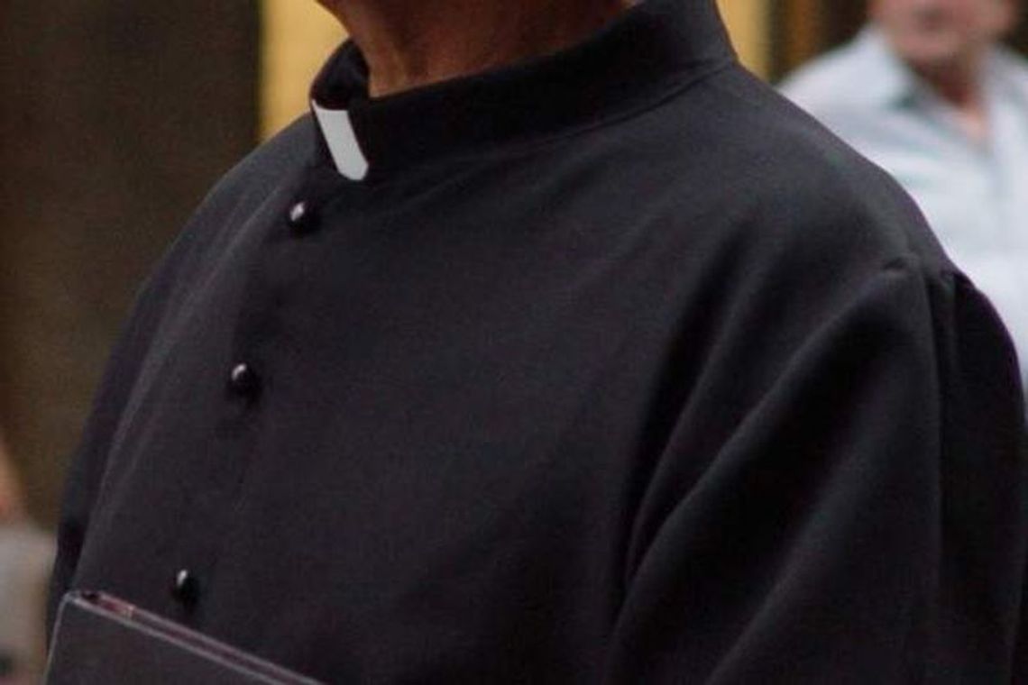 Ksiądz skazany za dziecięcą pornografię uczy religii