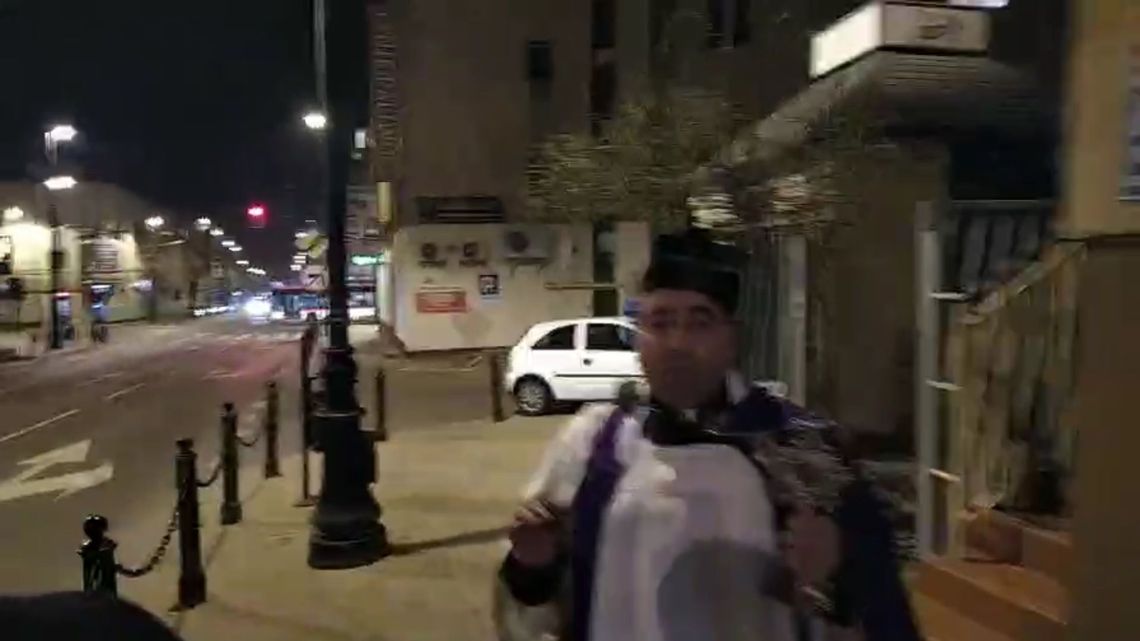 Ksiądz z Lublina wyszedł na ulice z relikwiami św. Antoniego. Zachęca do duchowego włączenia się w modlitwę o oddalenie zarazy i utraty wiary Ksiądz z Lublina wyszedł na ulice z relikwiami św. Antoniego. Zachęca do duchowego włączenia się w modlitwę o oddalenie zarazy i utraty wiary