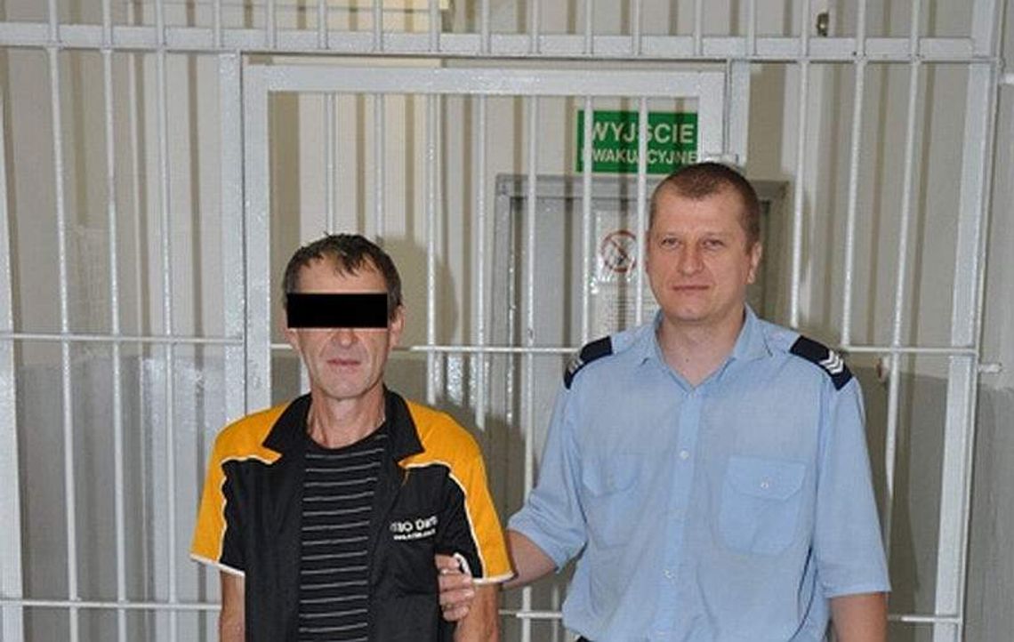 Ksiądz zatrzymał złodzieja. Chciał uciec z zegarkiem i pieniędzmi Ksiądz zatrzymał złodzieja. Chciał uciec z zegarkiem i pieniędzmi