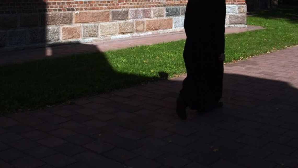 Ksiądz zrozpaczony. Przygarnięty mężczyzna zakaził się od niego koronawirusem i zmarł Ksiądz zrozpaczony. Przygarnięty mężczyzna zakaził się od niego koronawirusem i zmarł