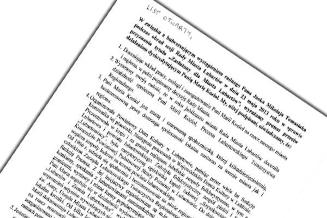 Księża bronią społeczniczki, a radny: ona wspierała władze PRL