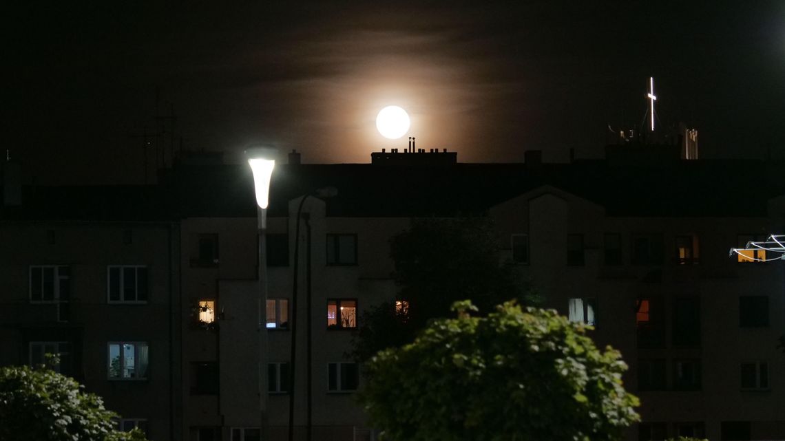 Księżyc świeci mocniej niż zwykle. To Pełnia Żniwiarzy [zdjęcia]