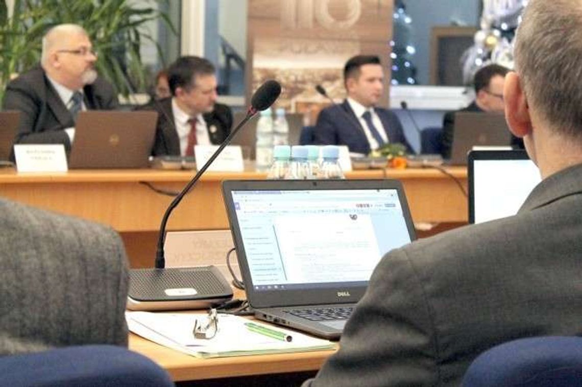 Kto często interpeluje, a kto nie ma żadnych spraw. Sprawdzamy aktywność puławskich radnych