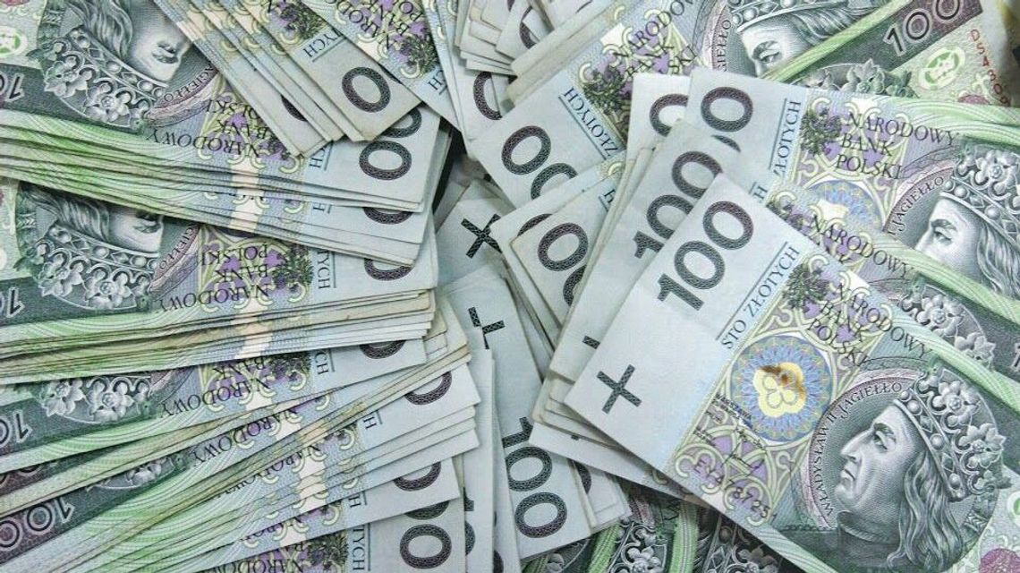 Kto dba o zarobki urzędników powiatu bialskiego? 