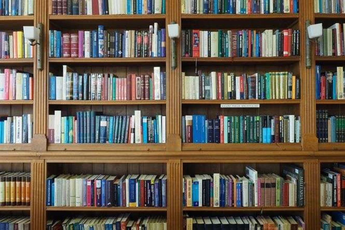 Kto i co czyta? Romanse i kryminały [raport o czytelnictwie]