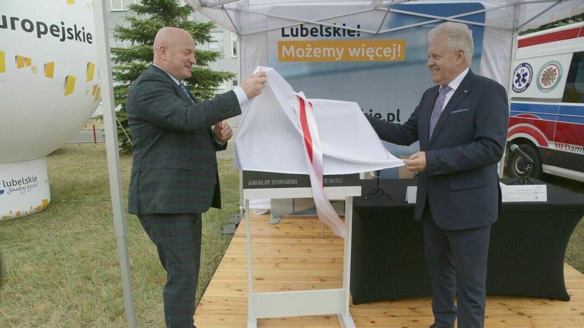 Kto, komu i za co ufundował taką piękną i lśniącą kamienną tablicę na pamiątkę? Kto, komu i za co ufundował taką piękną i lśniącą kamienną tablicę na pamiątkę?