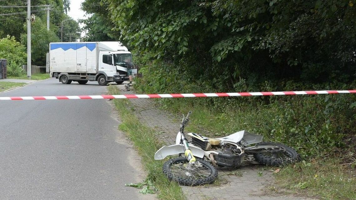Kto mu pozwolił wsiąść na motocykl? Nastolatek zderzył się z ciężarówką Kto mu pozwolił wsiąść na motocykl? Nastolatek zderzył się z ciężarówką