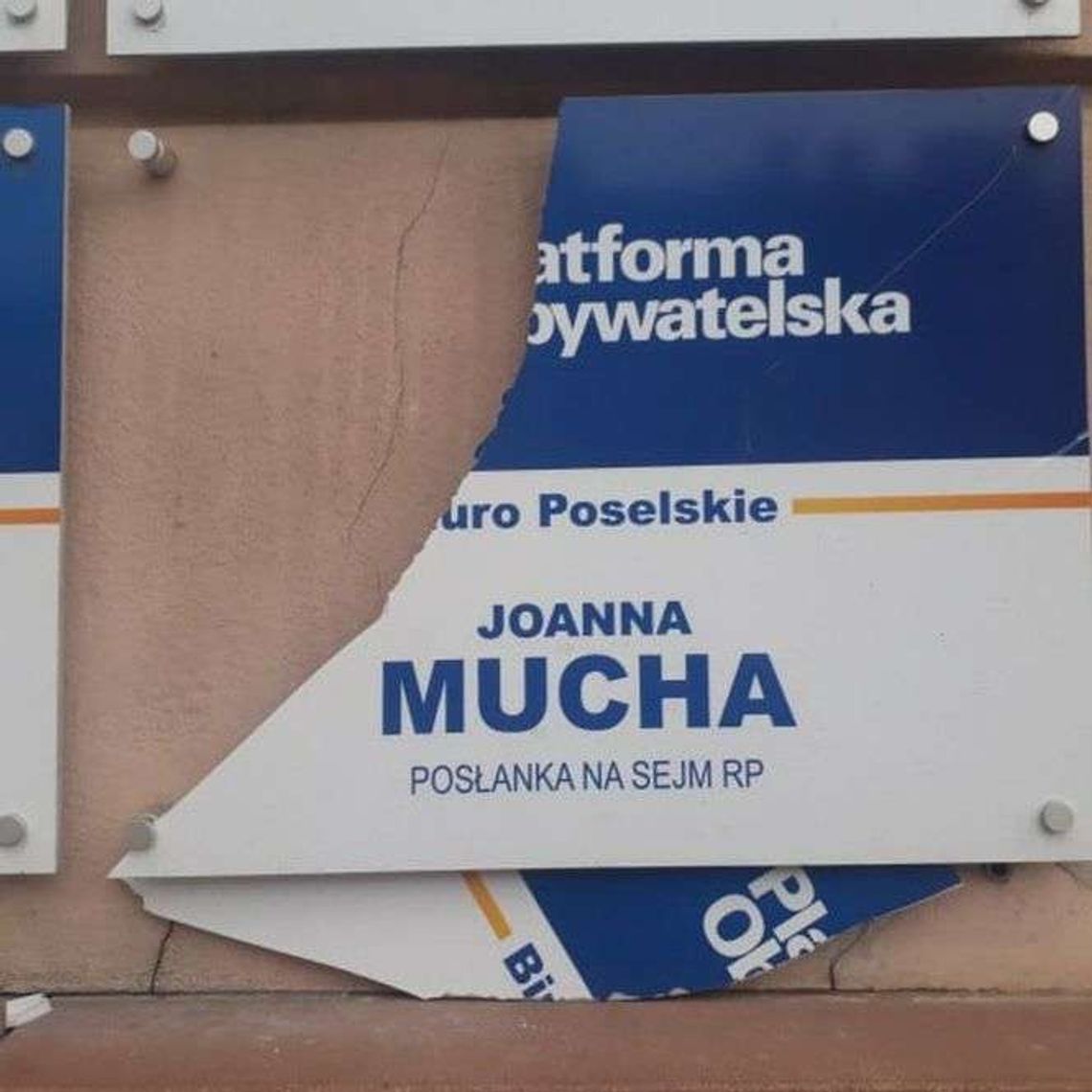 Kto połamał tabliczkę przy biurze poselskim?