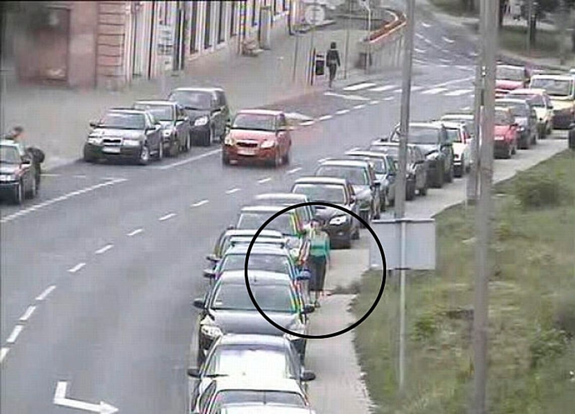 Kto porysował samochody na ul. Świętoduskiej? Policja szuka kobiety (wideo) Kto porysował samochody na ul. Świętoduskiej? Policja szuka kobiety (wideo)