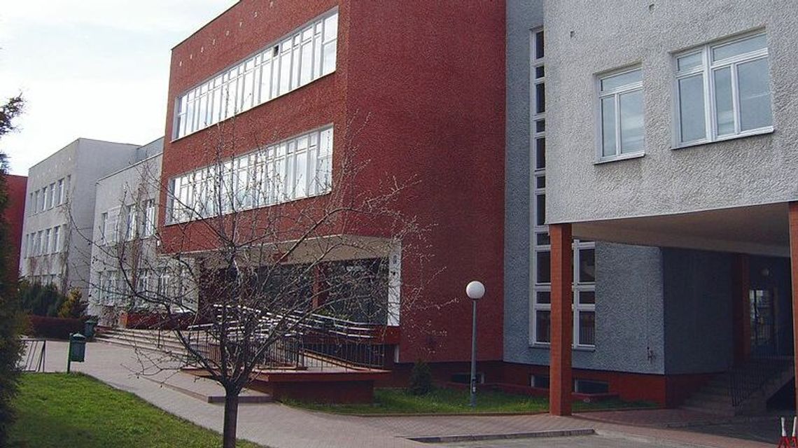 Kto przebuduje boisko dla liceum?