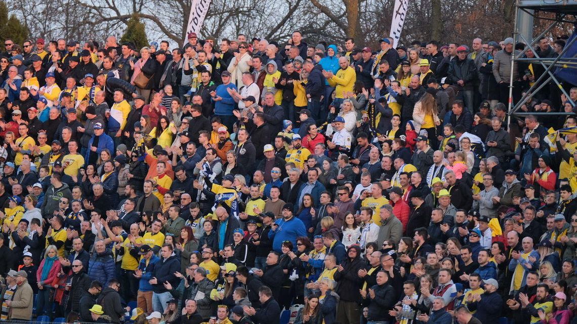 Kto rzucił butelką na meczu żużlowym? Policja zna już tożsamość pseudokibica Kto rzucił butelką na meczu żużlowym? Policja zna już tożsamość pseudokibica