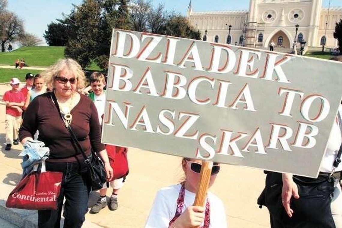 Kto siedzi w kieszeni emeryta. "Babcia i dziadek sobie mniej kupują, mają dla nas na kieszonkowe" Kto siedzi w kieszeni emeryta. "Babcia i dziadek sobie mniej kupują, mają dla nas na kieszonkowe"