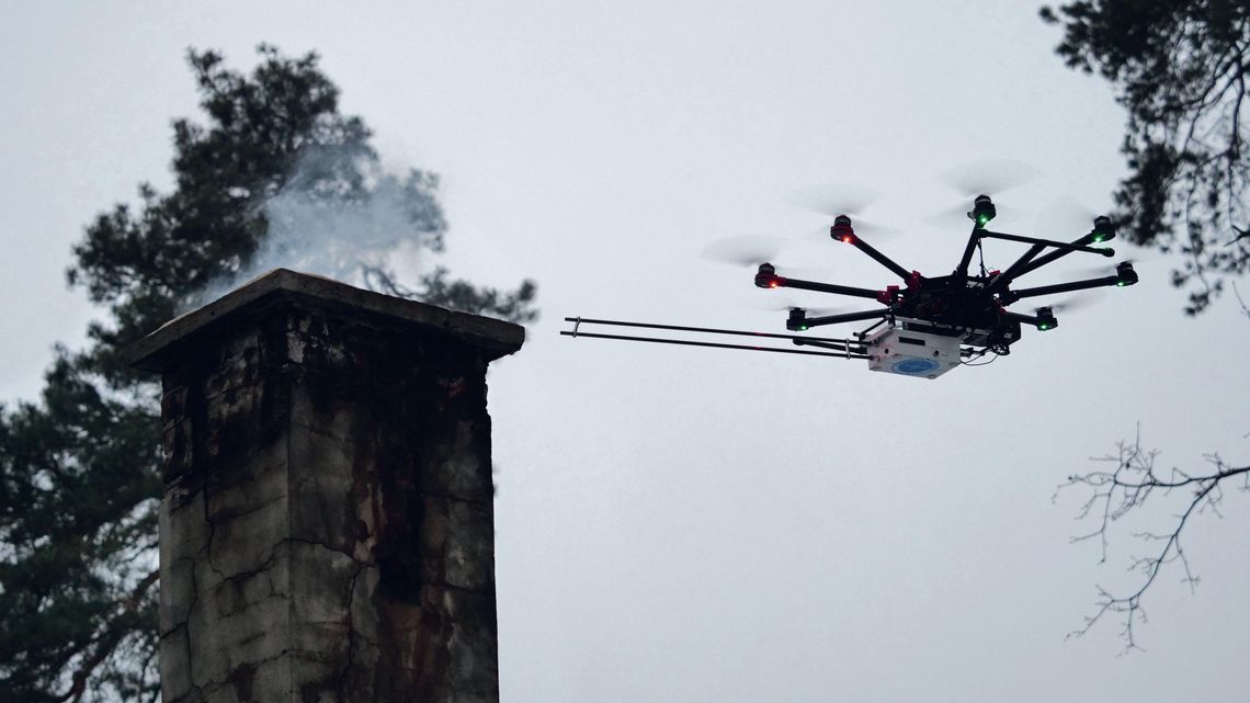 Kto zatruwa powietrze? Straż Miejska sprawdzi to dronem. "Nie da się zwalić winy na sąsiada"