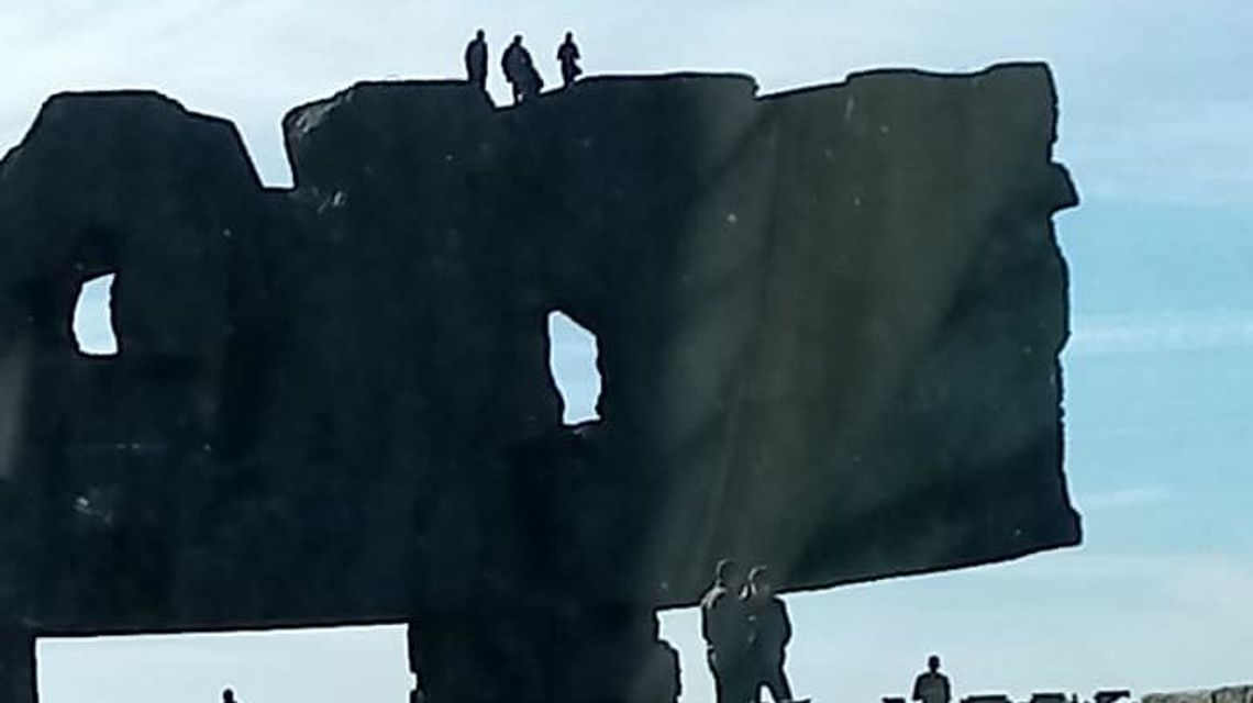 Ktoś chodził po pomniku na Majdanku, internauci oburzeni. Już wiadomo kto
