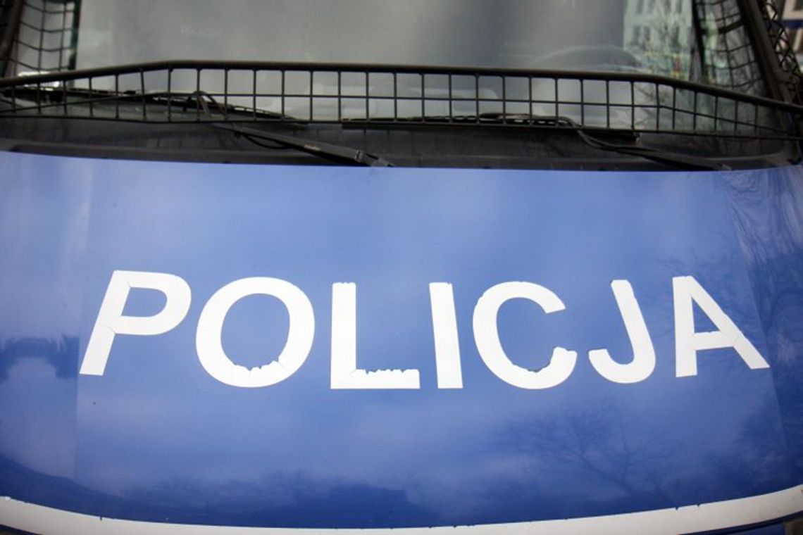 Ktoś położył latarnię na ulicy i doszło do wypadku. Kierowca w ciężkim stanie Ktoś położył latarnię na ulicy i doszło do wypadku. Kierowca w ciężkim stanie
